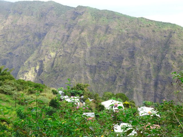Sur le rempart d'en face, la canalisation des Orangers est bien visible