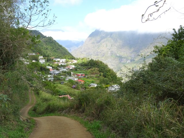 On s'élève très vite au-dessus du village