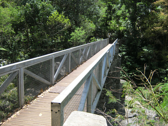 La passerelle, désormais très solide, qui traverse le Bras de la Plaine