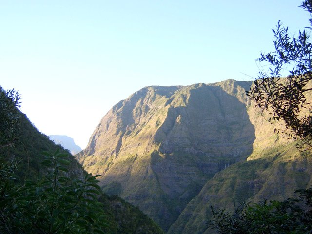 L'Îlet Alcipe déjà au soleil alors que Dos d’Âne est dans l'ombre