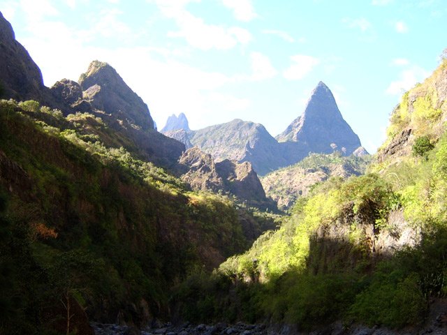 Le Piton des Calumets depuis le fond de la Rivière des Galets