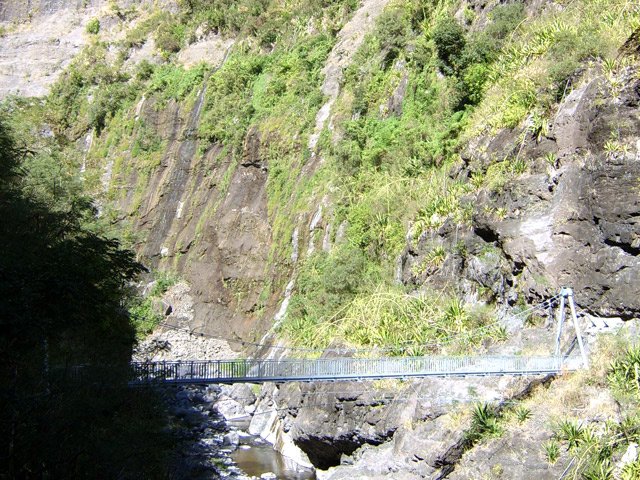 On laisse à droite la passerelle vers les Lataniers