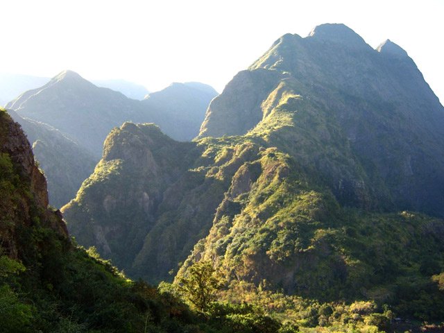 On distingue très bien l'itinéraire pour gravir le Piton Cabris