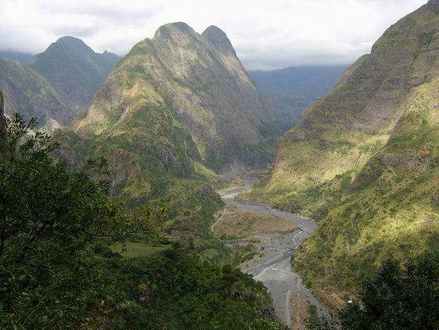 La vallée de la Rivière des Galets et le Piton Cabris depuis le descente de Dos d’Âne