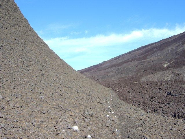 Le sentier balisé au pied du Château Fort
