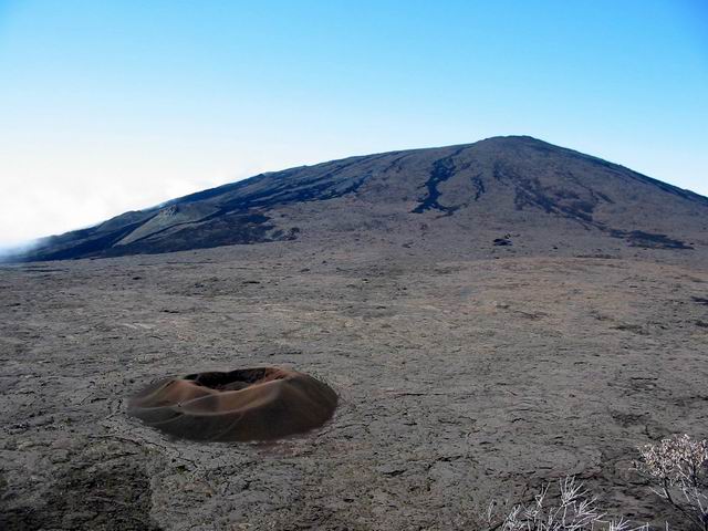 Le Formica Léo et la Fournaise vus de la descente du Pas de Bellecombe