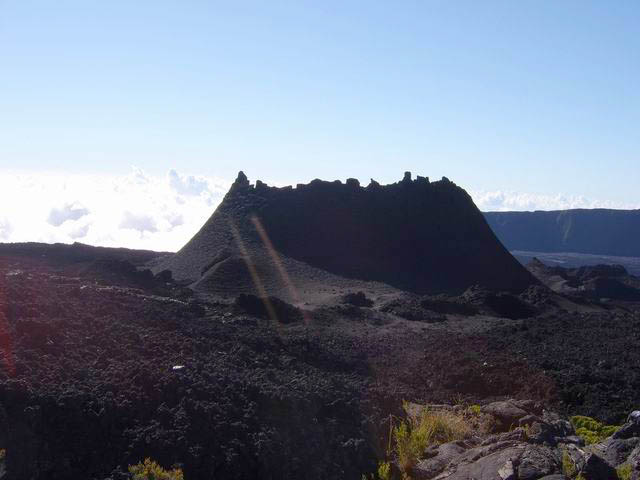 L'arrivée au Château Fort. Crénelage naturel à contre-jour