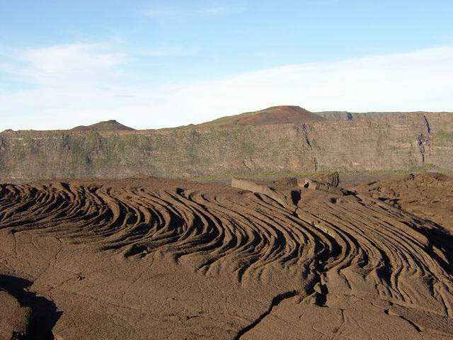 On rencontre tous les types de lave connus, ici de la lave cordée