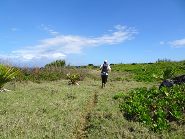 Petit écart sur la gauche sur une sente de pêcheurs pour se rapprocher de la mer