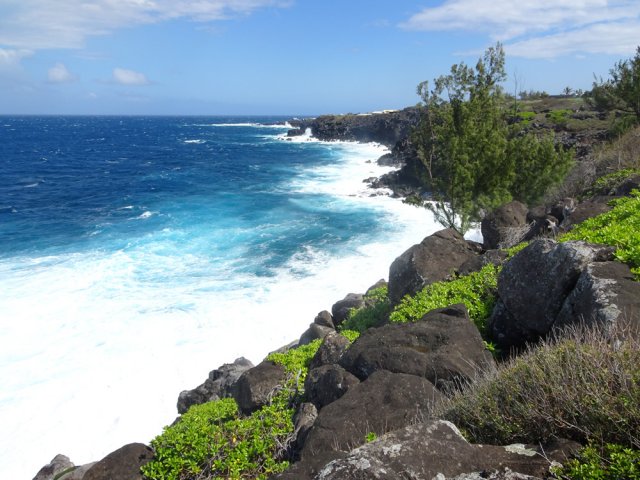Au loin, les bâtiments militaires
