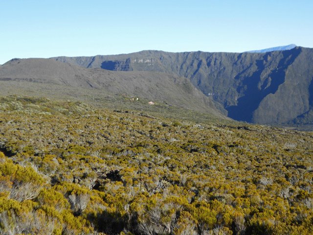Puis on s'éloigne du gîte qu'on distingue toujours