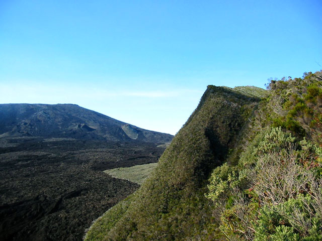 On s'éloigne de la Fournaise sans jamais la perdre de vue