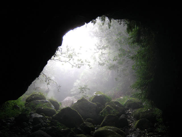 L'entrée de la rivière souterraine et ses multiples grottes