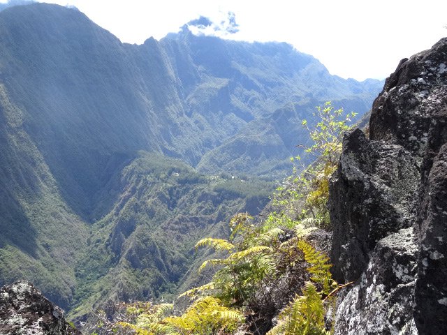 Avec de l'attention on voit le sentier Augustave et Scout vers Aurère