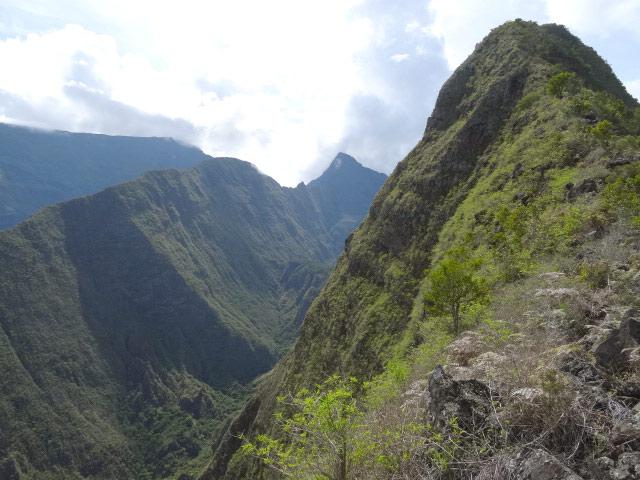 La montée se poursuit. A gauche, la Crête de la Marianne et le Cimendef