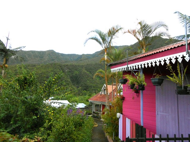 Belle case en bordure de raccourci bétonné pour rejoindre le stade