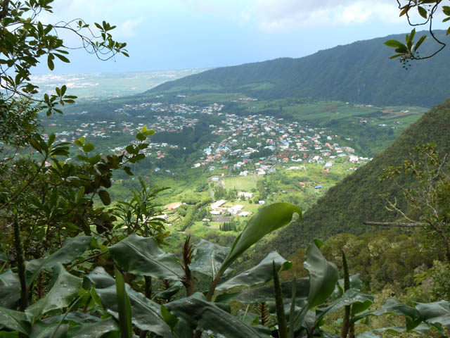 Quelques trouées plus ou moins larges dans la montée pour des panoramas sur les Makes
