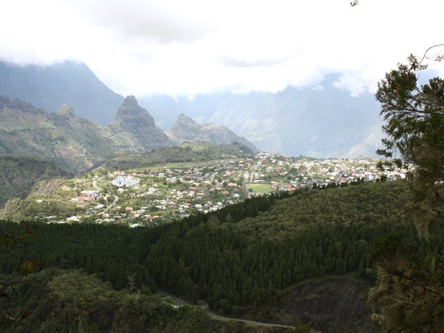 Une autre trouée plus bas permet de revoir Cilaos