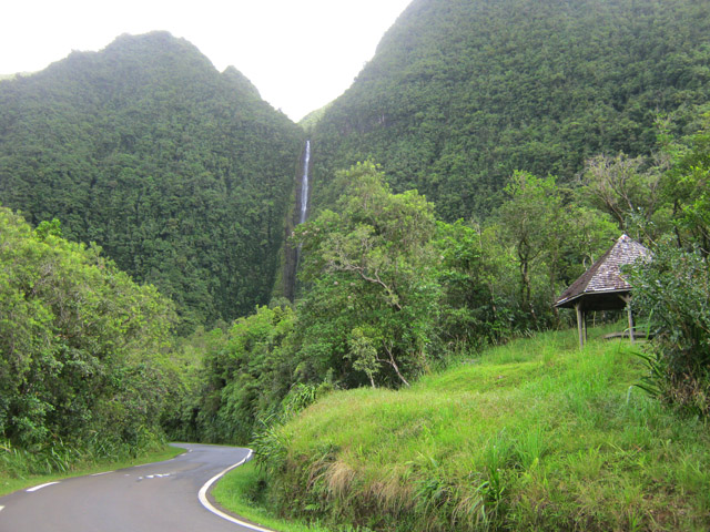 Vue générale depuis la route : impossible à manquer