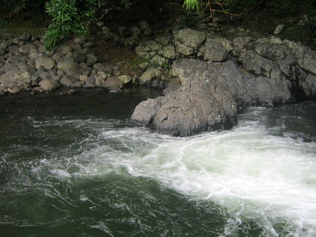 des remous de la rivière