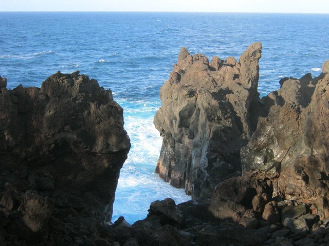 La côte est déchiquetée et dangereuse si on s'approche trop