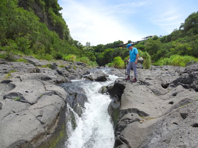 On peut s'approcher facilement du haut de la petite chute au-dessus de l'estuaire
