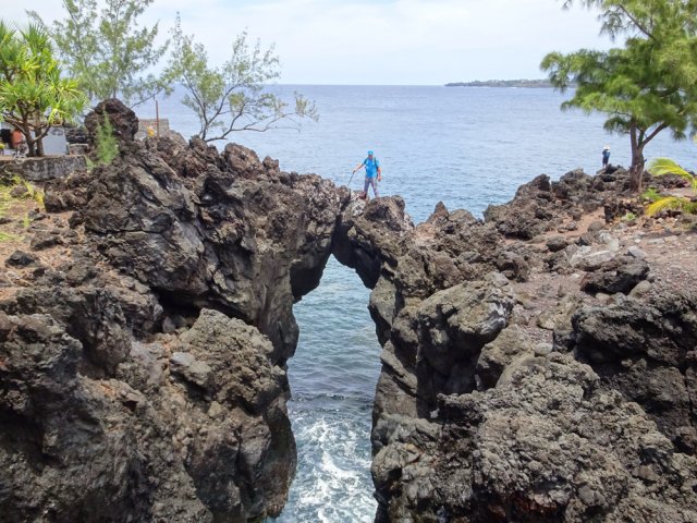 Belle arche naturelle au-dessus d'un gouffre impressionnant