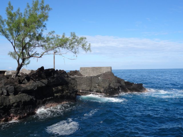 Le port de Langevin vu depuis l'embouchure de la Rivière