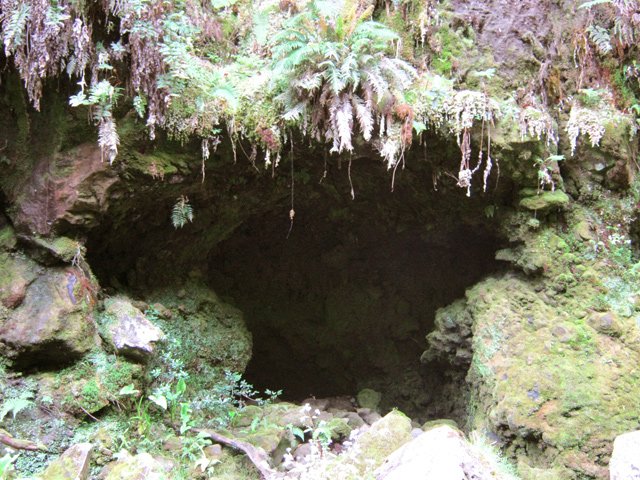 Chansons amont : une grotte dans la falaise