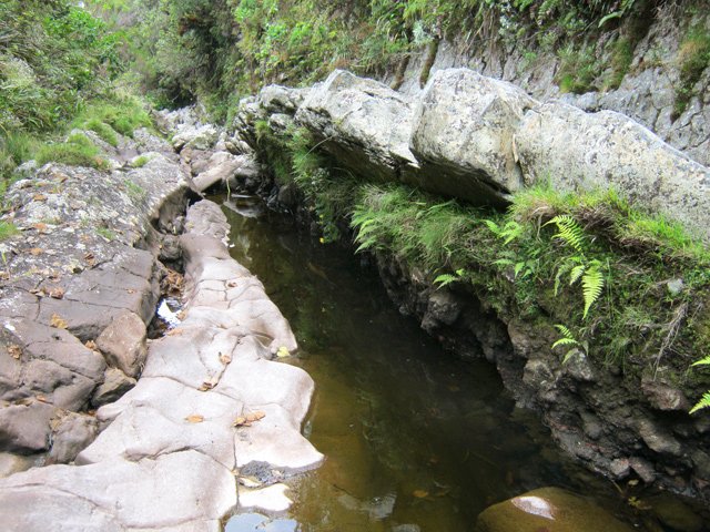 Chansons aval : bassin sous une plaque de basalte