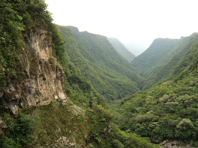 Marsouins aval : vue sur le cassé et la vallée vers Takamaka