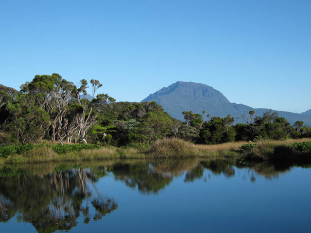 Le Piton des Neiges qui se reflète dans le lac du Piton de l'Eau
