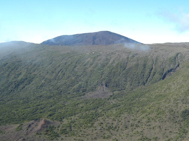 Le Piton de la Fournaise et le gîte du Volcan