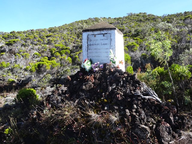La stèle en sa mémoire