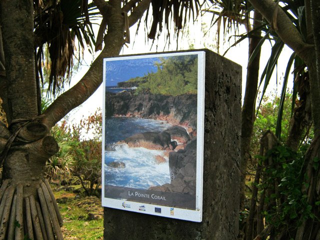 Le poteau en pierre de la Pointe Corail