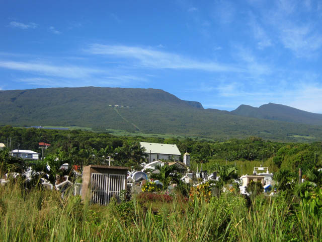 Les réservoirs vus depuis le cimetière