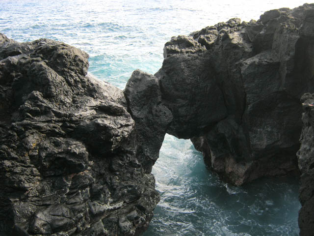 Belle arche naturelle avec mer dangereuse