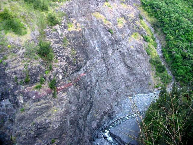 Vue vertigineuse sur le Bras de Cilaos depuis le Parc à Tortue