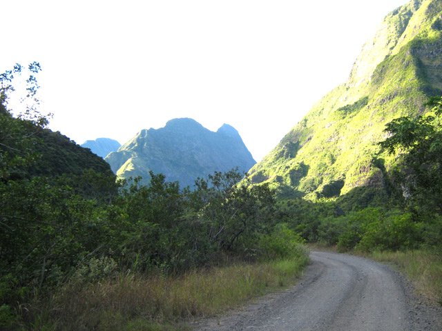 A l'horizon, le Piton Cabris au lever du jour