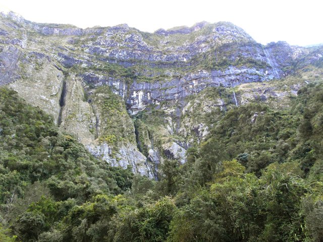 La vallée est bordée de très hautes falaises infranchissables