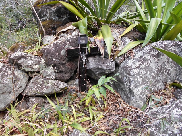 Une tombe sur le bord du sentier un peu avant l'îlet Natte