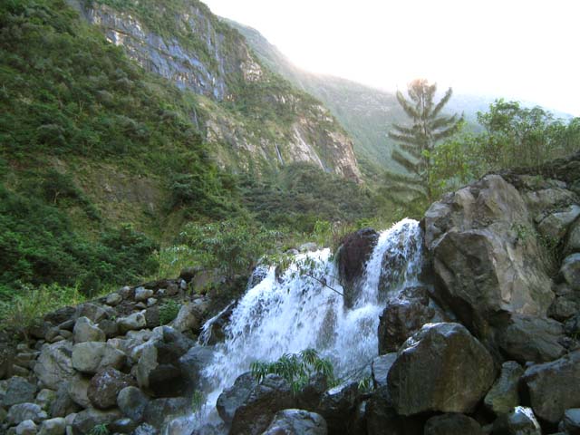 Une chute d'eau artificielle avant le barrage