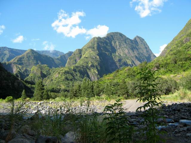 L'arrivée à Deux Bras se rapproche enfin. Le Piton Cabris et la Crête de la Marianne