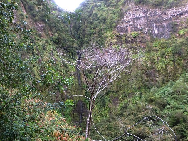 Premier point de vue sur le Bassin Diable durant la descente du rempart
