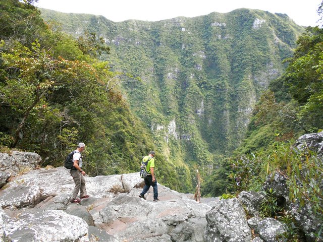 Cinq minutes suffisent pour se rendre à la grande cascade en aval