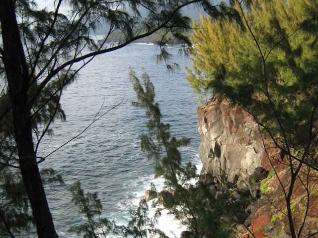 Le sentier monte parfois pour contourner des falaises rocheuses