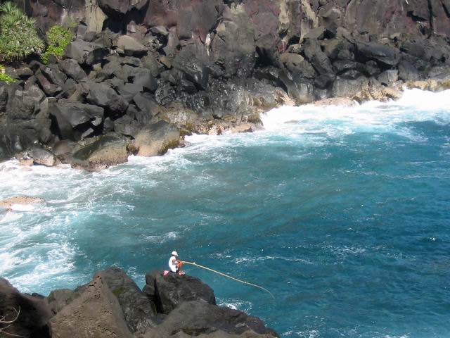 Certains pêcheurs intrépides n'hésitent pas à s'approcher des fortes vagues