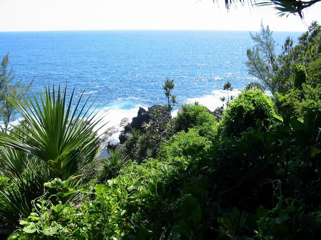 La côte est déchiquetée tout le long du parcours