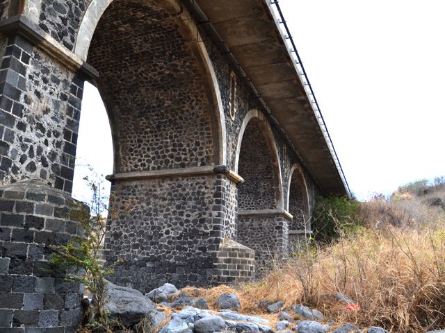 Passer simplement sous le pont de la RN2a