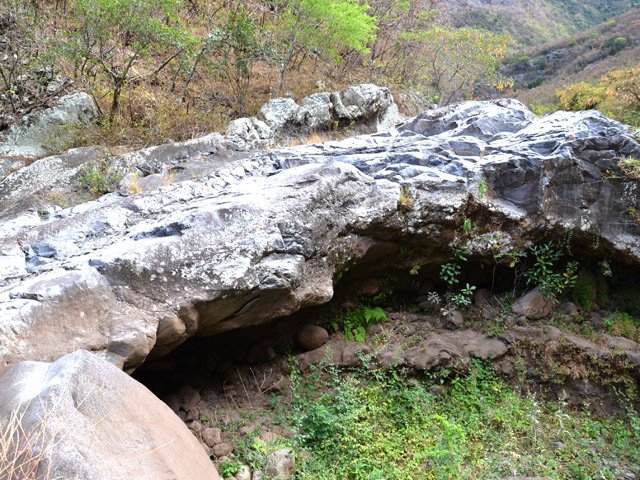 Grotte dans le fond de la ravine. Pas de bivouac s'il pleut